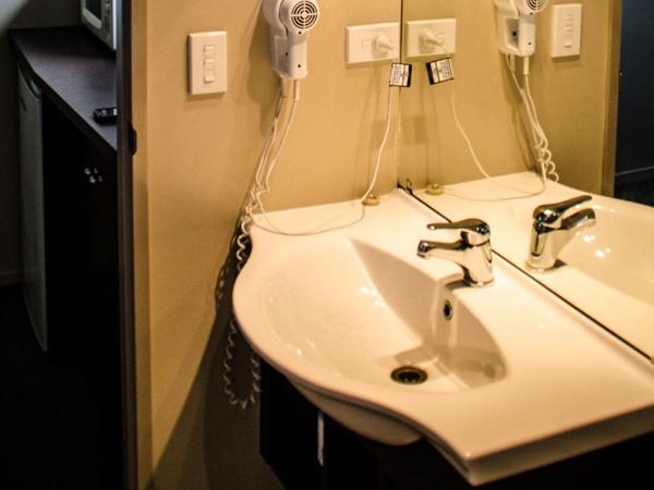 Racecourse Hotel and Motor Lodge : photo 2 de la chambre studio lit queen-size de luxe