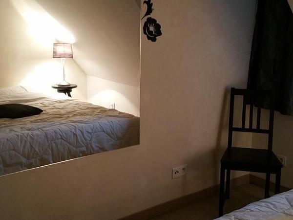 Chambres touristiques La Cour Des Hôtes : photo 1 de la chambre chambre quadruple