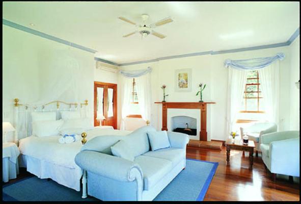 Victoria's At Ewingsdale : photo 4 de la chambre chambre lit king-size exécutive avec baignoire spa