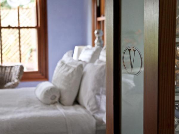 Victoria's At Ewingsdale : photo 4 de la chambre chambre lit queen-size avec baignoire spa