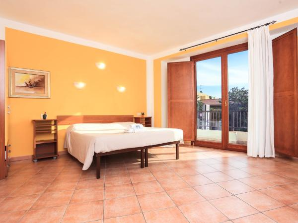 Hotel Villa Piras : photo 5 de la chambre chambre triple classique - vue partielle sur mer