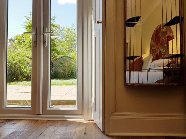 Barony House : photo 3 de la chambre chambre lit king-size - vue sur jardin