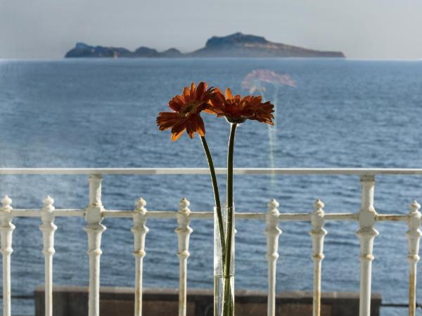 Mareluna Suite de Charme : photo 4 de la chambre chambre double deluxe - vue sur mer