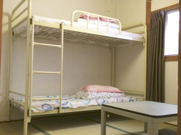 IM guest house : photo 1 de la chambre chambre lits jumeaux avec salle de bains commune