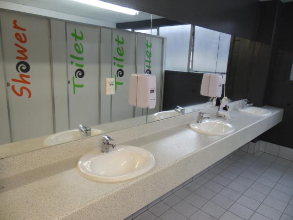 Rock Solid Backpackers Rotorua : photo 3 de la chambre chambre double standard avec salle de bains commune