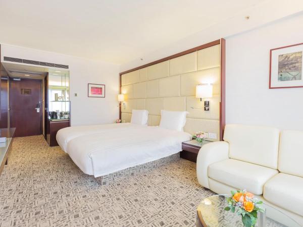 Regal Airport Hotel : photo 1 de la chambre chambre de luxe lit king-size ou lits jumeaux prime