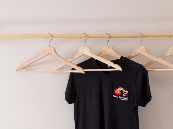 Norn Yaowarat Hotel : photo 6 de la chambre chambre familiale avec salle de bains privative