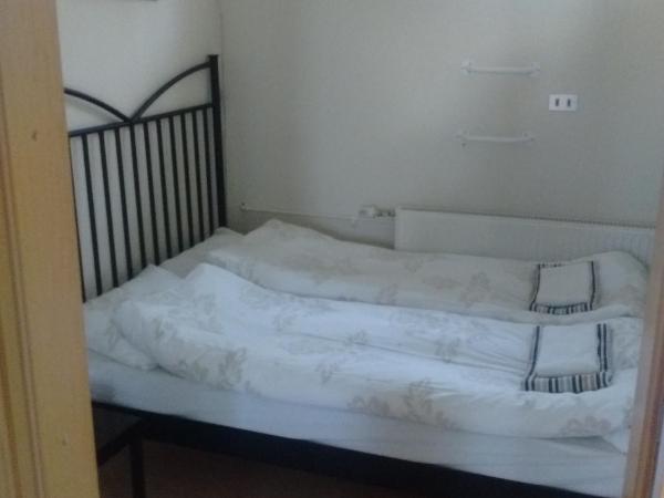 Reykjavik Peace Center Guesthouse : photo 2 de la chambre petite chambre double ou lits jumeaux