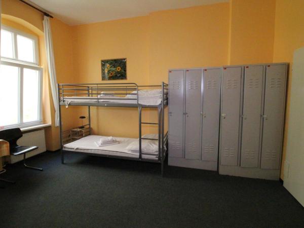 Happy Go Lucky Hotel + Hostel : photo 2 de la chambre lit simple dans dortoir à 6 lits