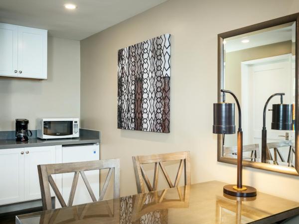 Pacific Shores Inn : photo 5 de la chambre chambre de luxe avec 2 lits queen-size.