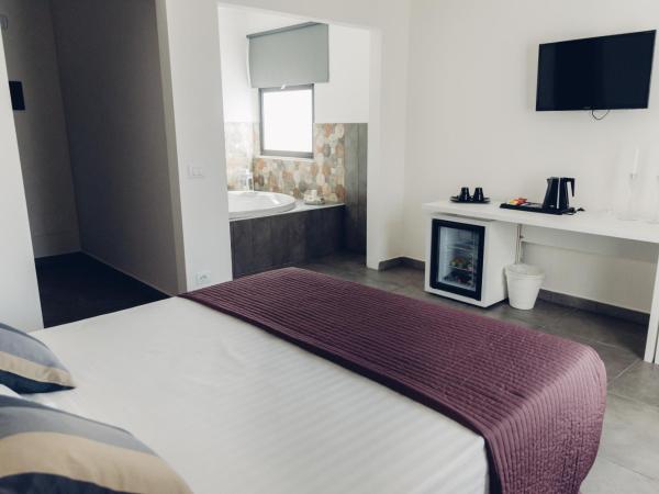 Etna Suite Group : photo 2 de la chambre suite deluxe avec baignoire spa