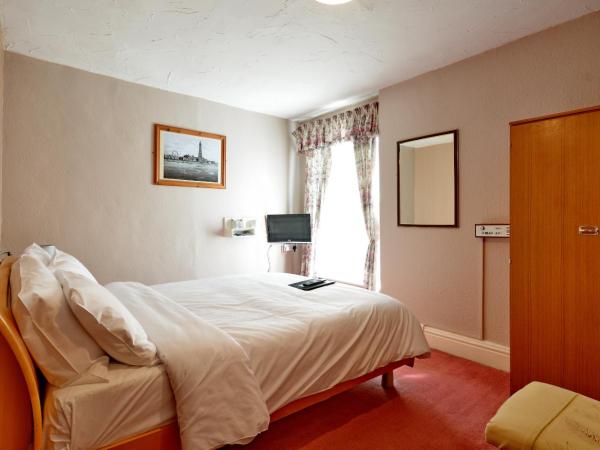 Royal Oakwell Hotel : photo 1 de la chambre chambre lit king-size avec salle de bains privative