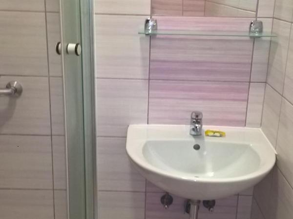 Aquacentrum : photo 5 de la chambre chambre lits jumeaux avec salle de bains privative séparée