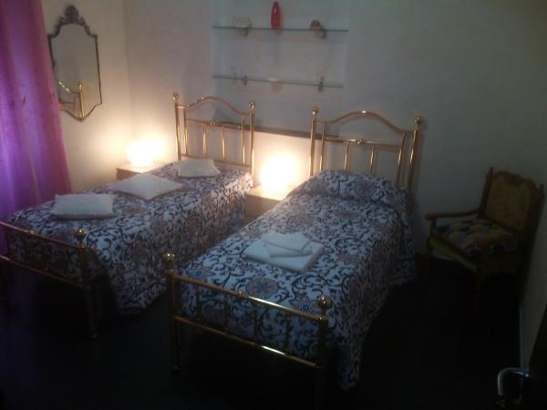 Casa MaMa : photo 10 de la chambre chambre lits jumeaux avec salle de bains commune