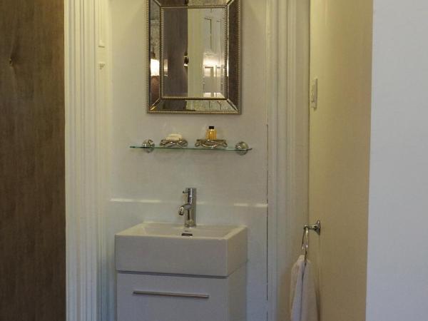 Hôtel Marie-Rollet : photo 8 de la chambre chambre standard lit queen-size