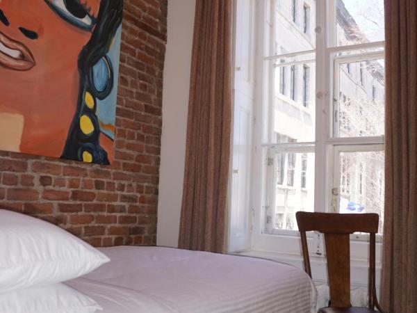 Hôtel Marie-Rollet : photo 2 de la chambre petite chambre Économique avec salle de bains privative dans le couloir (1 personne)