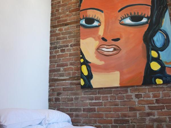 Hôtel Marie-Rollet : photo 3 de la chambre petite chambre Économique avec salle de bains privative dans le couloir (1 personne)