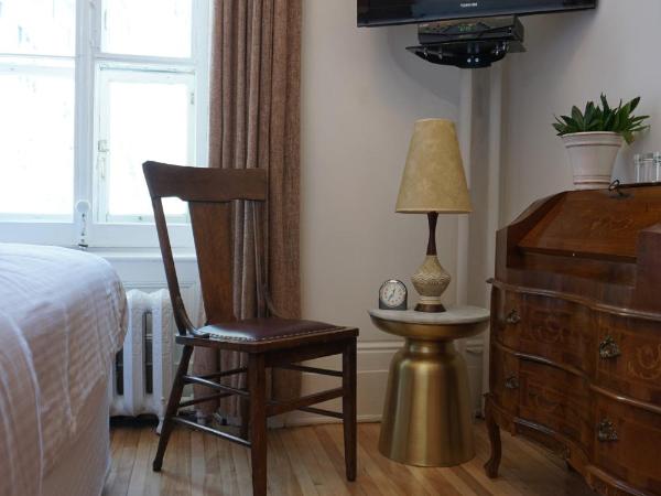 Hôtel Marie-Rollet : photo 4 de la chambre petite chambre Économique avec salle de bains privative dans le couloir (1 personne)