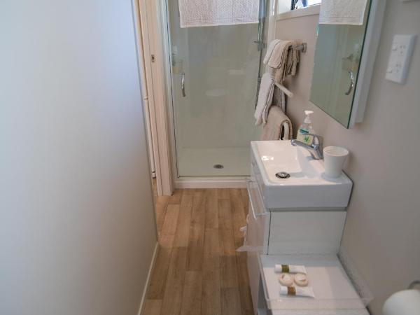 Terry and Cindy's Bed and Breakfast : photo 7 de la chambre chambre lit queen-size - vue sur jardin