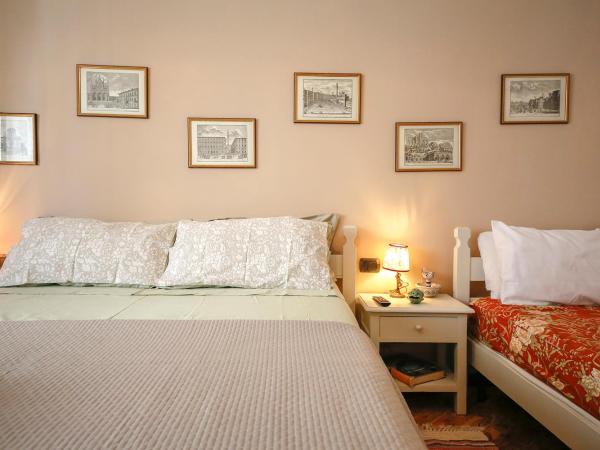 Baronessa B&B Florence : photo 6 de la chambre chambre triple avec baignoire