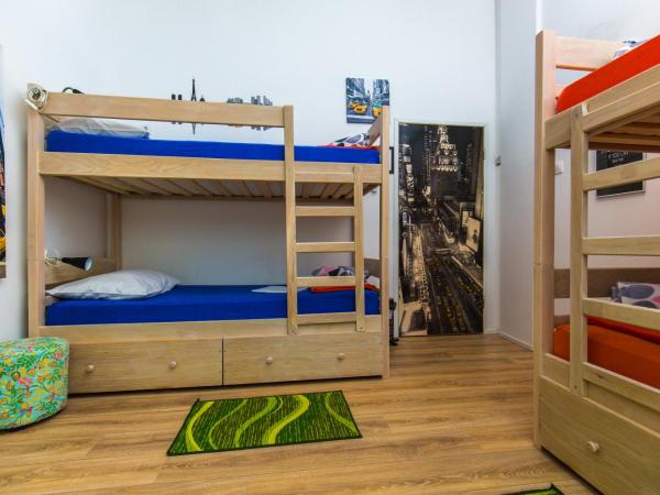 Crazy House Hostel : photo 2 de la chambre lit dans dortoir mixte de 4 lits - 1