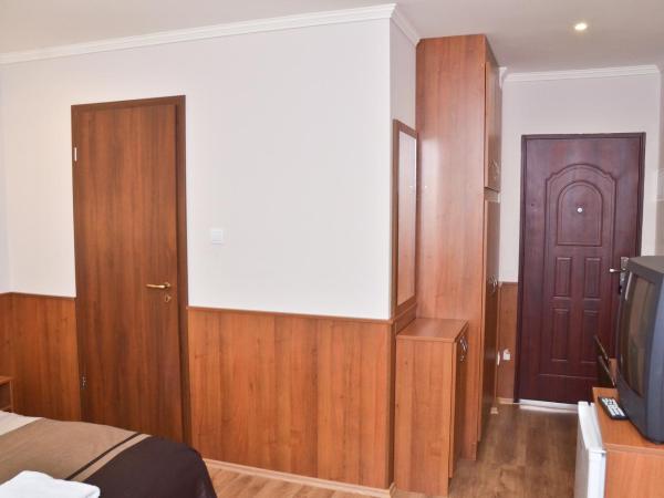 Média Panzió és Apartmanház : photo 6 de la chambre chambre triple avec salle de bains