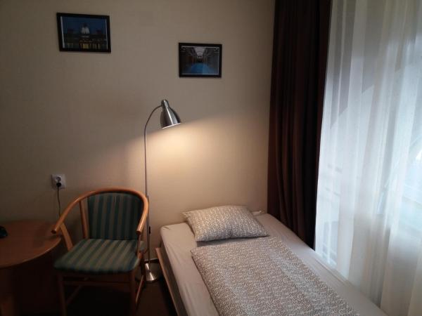 Mezzo Budapest : photo 9 de la chambre petite chambre lits jumeaux avec salle de bains privative externe