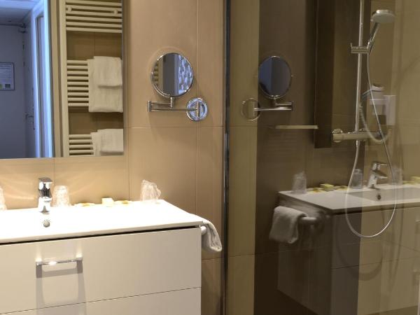 Logis Hôtel Restaurant LE MONARQUE : photo 1 de la chambre chambre quadruple avec salle de bains privative