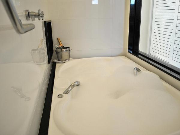 Maravista Hotel & Spa Ltda : photo 3 de la chambre chambre lit king-size avec baignoire spa