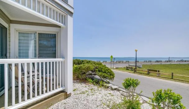 Breezy Oak Bluffs Condo - Steps to Inkwell Beach!