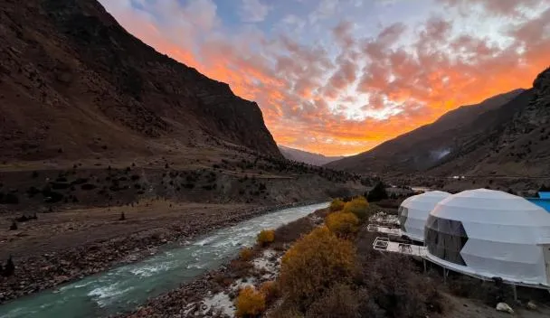 Da/per Riverside YOLO Outdoors - Riverside Luxury Domes & Glamping, Jispa, Jispa (prezzi ...