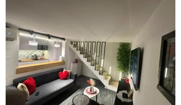 Studio moderne et chaleureux avec escalier design, Douala (updated ...