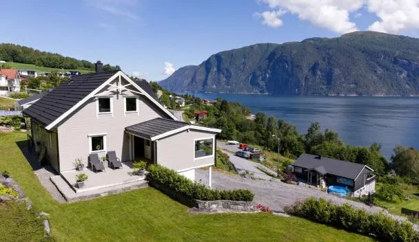 Stranda four bedroom house with fjord views, Stranda (updated prices 2026)