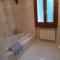 Villa Patti per gruppi fino a 20 persone, con piscina privata, camino e grande giardino nelle colline marchigiane-46