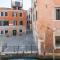 Apartments in San Marco with Canal View by Wonderful Italy-20