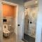 Zimmer mit Kingsize-Bett und Whirlpool