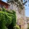 Casette rosse nel borgo medievale di Fossanova-54