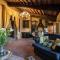 La Dimora dei Conti, Indulge in a Country Farmhouse Apartment with Jacuzzi Facing the Town!-3
