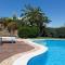 Villa Bougainvillea con piscina e giardino privato a pochi passi dal mare-32