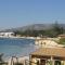Apartment in villa with swimming pool 20 meters from the sea