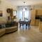 Appartamento con ampia veranda-1