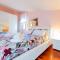 Two-Levels Apartment with Balconies near the Beach-22