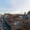 Large Three-bedroom Apartment with Canal View in Cananregio-12