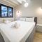 Bright apartment with terrace and pool