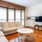 Spacious bright apartment near city center and Como lake with air conditioning-0