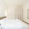 Como city Flat with AC and WIFI-0