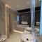 Zimmer mit Queensize-Bett und Whirlpool-Badewanne