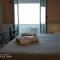 Dreibettzimmer mit Stadtblick