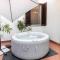 Zen Retreat with Jacuzzi, Patio & Private Garage Plus Automatic Check in 24 7 with Netflix Dazn and Disney Plus