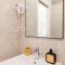 Imperium Luxury Suites - 100mt to Metro A, 5 min to center, pvt bathroom, A-C-49